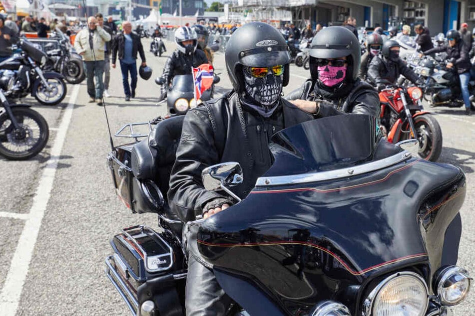 Ein norwegisches Pärchen auf dem Festivalglände der "Harley Days".