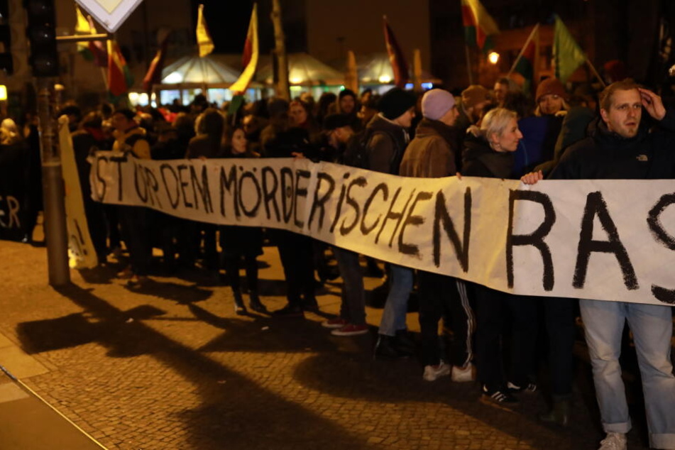Hunderte Leipziger gedachten an der Eisenbahnstraße den Opfern.