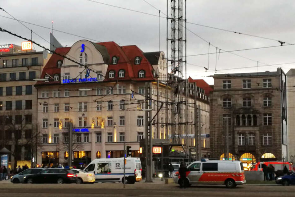Die Polizisten versuchen, den Mann zum Runterkommen zu bewegen.