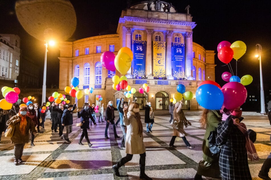 Die Chemnitzer feierten den Kulturhauptstadt-Titel mit Feuerwerk und bunten Ballons auf dem Theaterplatz.
