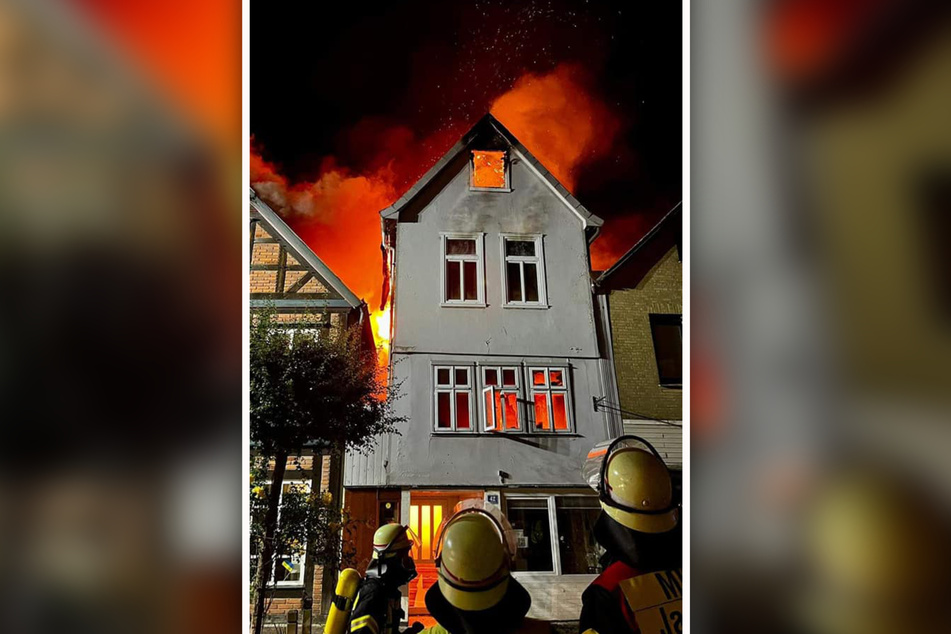 Zwei Wohnhäuser in der historischen Altstadt von Dannenberg standen Samstagnacht in Flammen.