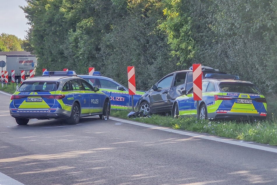 Die Polizei wurde in einen Unfall verwickelt. Zwei Streifenwagen wurden beschädigt.