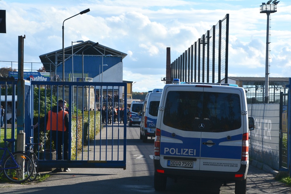 Wieder einmal hohe Sicherheitsvorkehrungen und großes Polizeiaufgebot beim Leipziger Stadtderby Lok gegen Chemie.