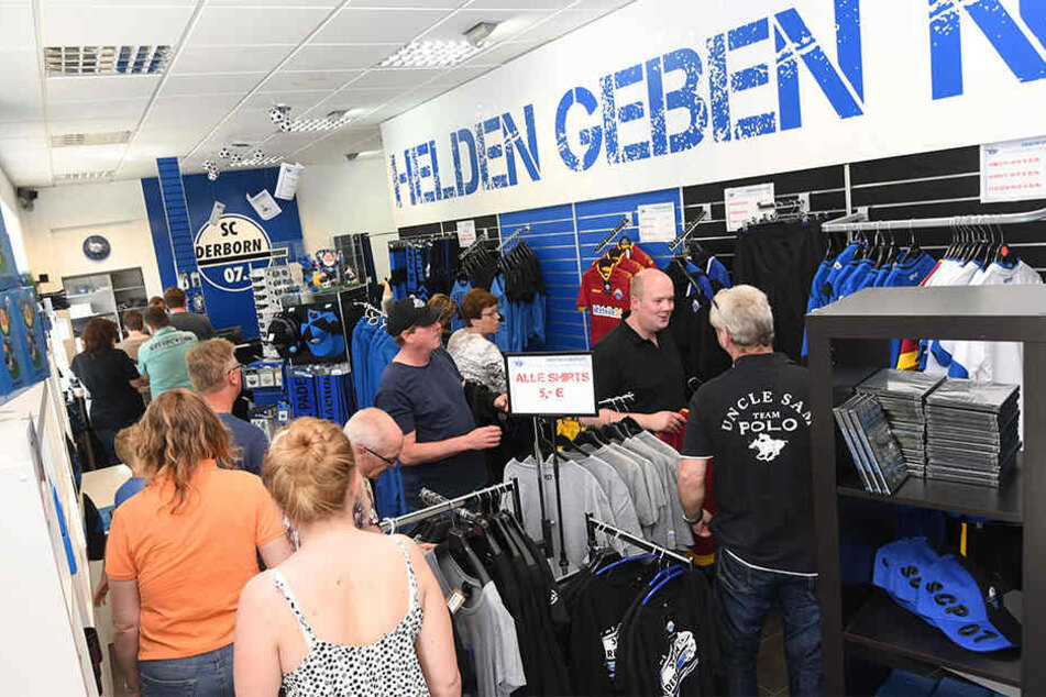 Ganz schön was los im Fanshop des SC Paderborn.