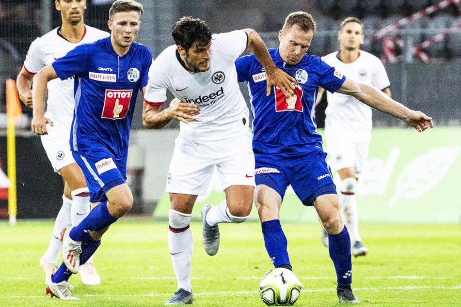 Goncalo Pacienca (M.) traf zum 3:1-Endstand für Eintracht Frankfurt.