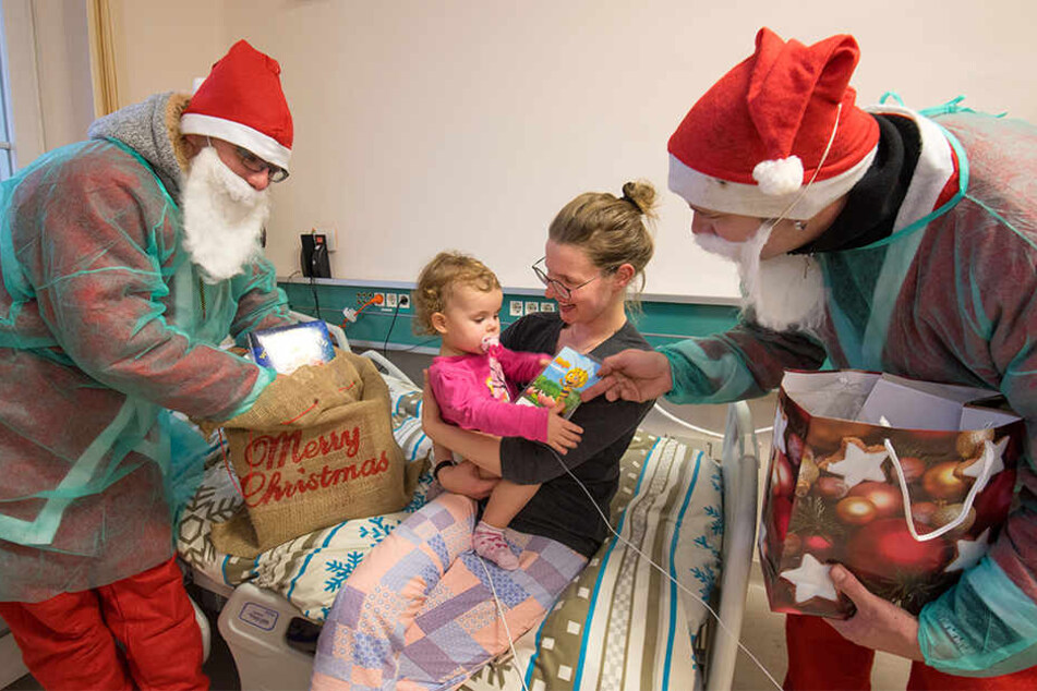 Schon im vergangenen Jahr überraschte die "2-Takt-Bande" Familien auf der Kinderkrebsstation mit kleinen Geschenken zu Nikolaus.