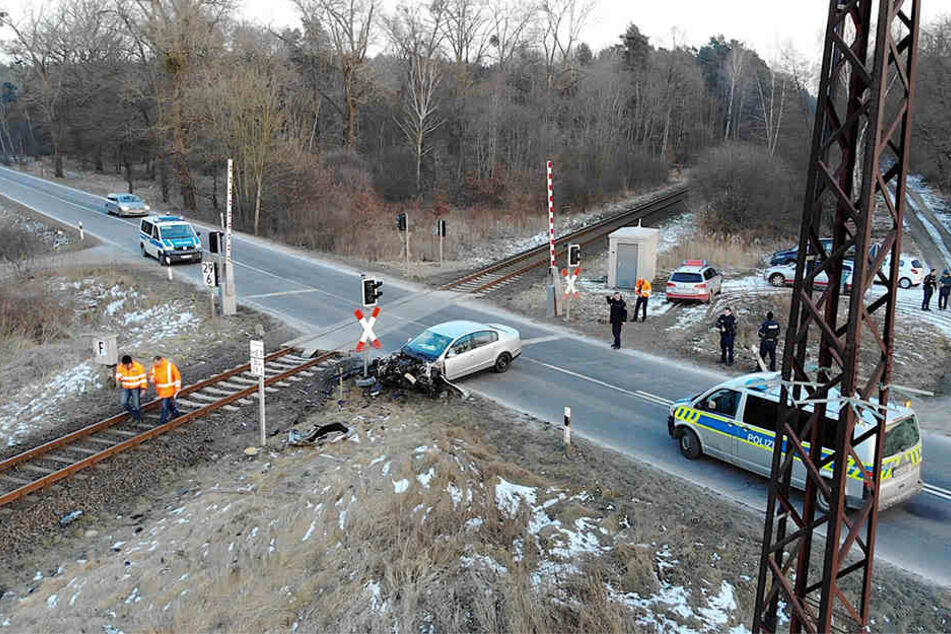 An einem Bahnübergang wurde ein Pkw von einem Regionalzug gerammt.