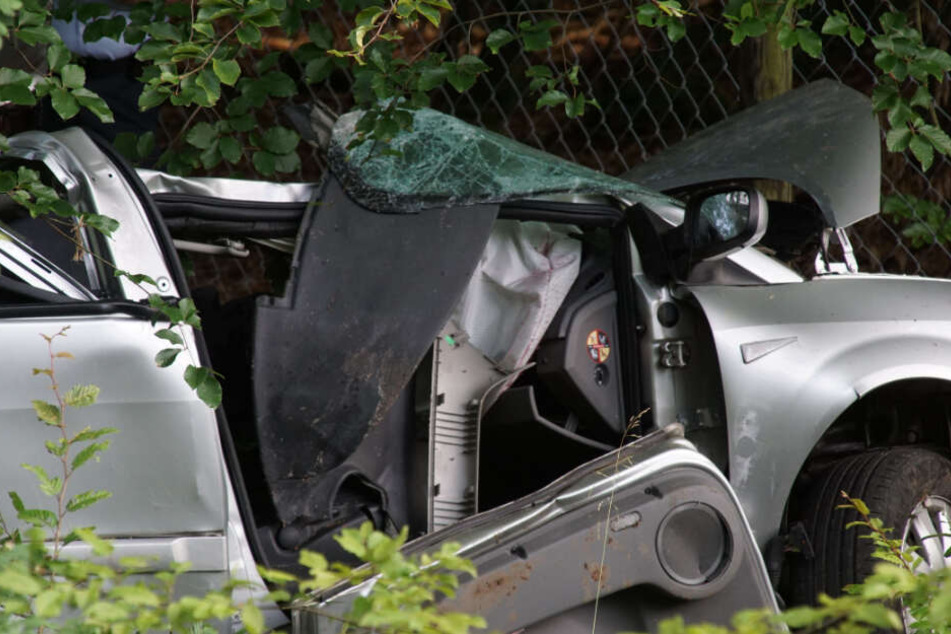 Das Wrack des völlig demolierten Autos.