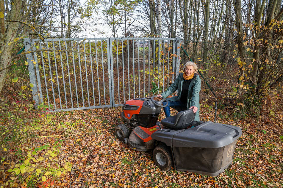 Parkleiterin Anke Krasselt (57) auf dem Rasentraktor, den die Diebe vor einem verschlossenen Tor stehen ließen.