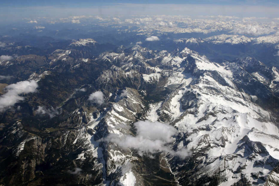 Die Alpen im Gebiet zwischen Garmisch-Partenkirchen (Oberbayern) und Innsbruck (Tirol/Österreich) aus einem Flugzeug. Ein Pilot soll hier die Flugroute geändert haben. (Archivbild)