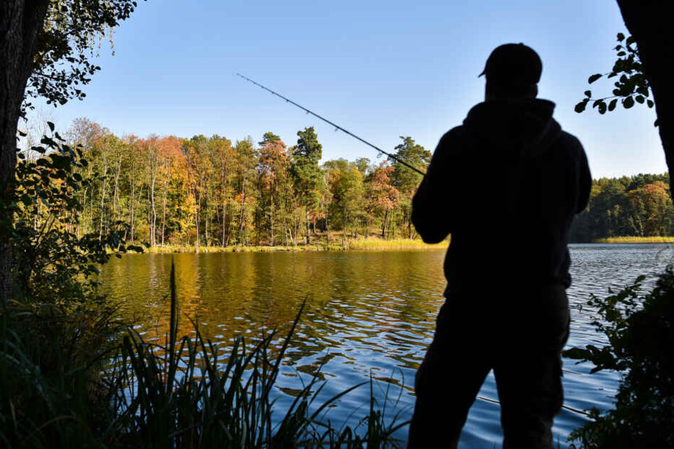 Der Mann war anscheinend ein Angler. (Symbolbild)