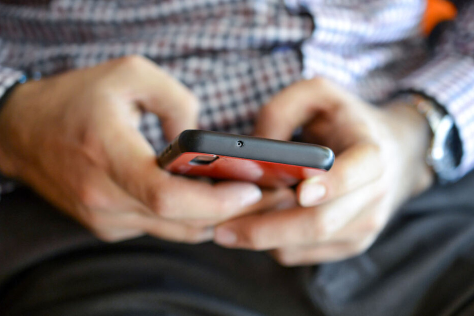 Der Mann soll über eine Video-App pornographische Bilder und Videos mit Mädchen getauscht haben (Symbolbild).