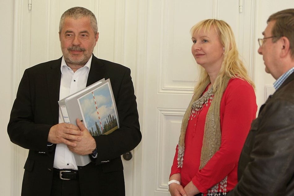 Sabine Neumann übergab zusammen mit Jürgen Juhrig die Unterschriften an Landrat Michael Geisler (CDU, r.).
