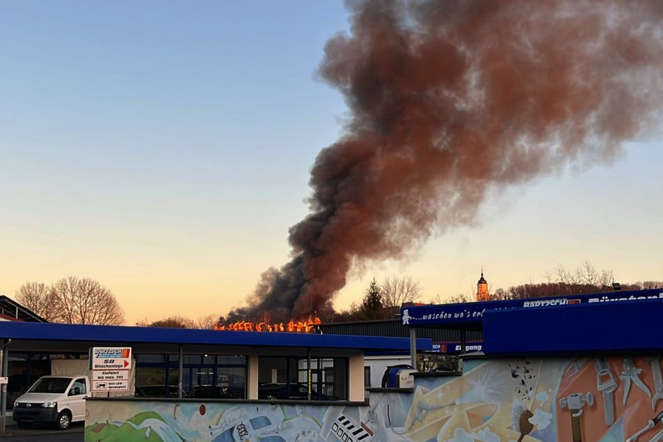 Die alte Puppenfabrik ging am Dienstagabend in Flammen auf.