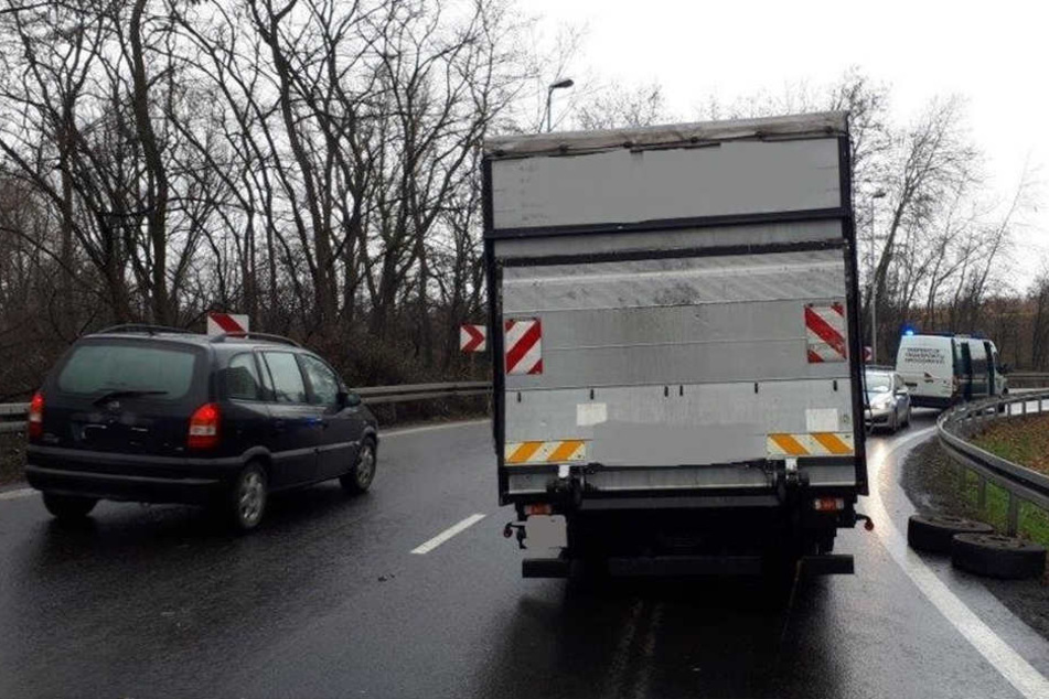 Die abgefallenen Räder wurden erst einmal am Straßenrand geparkt.