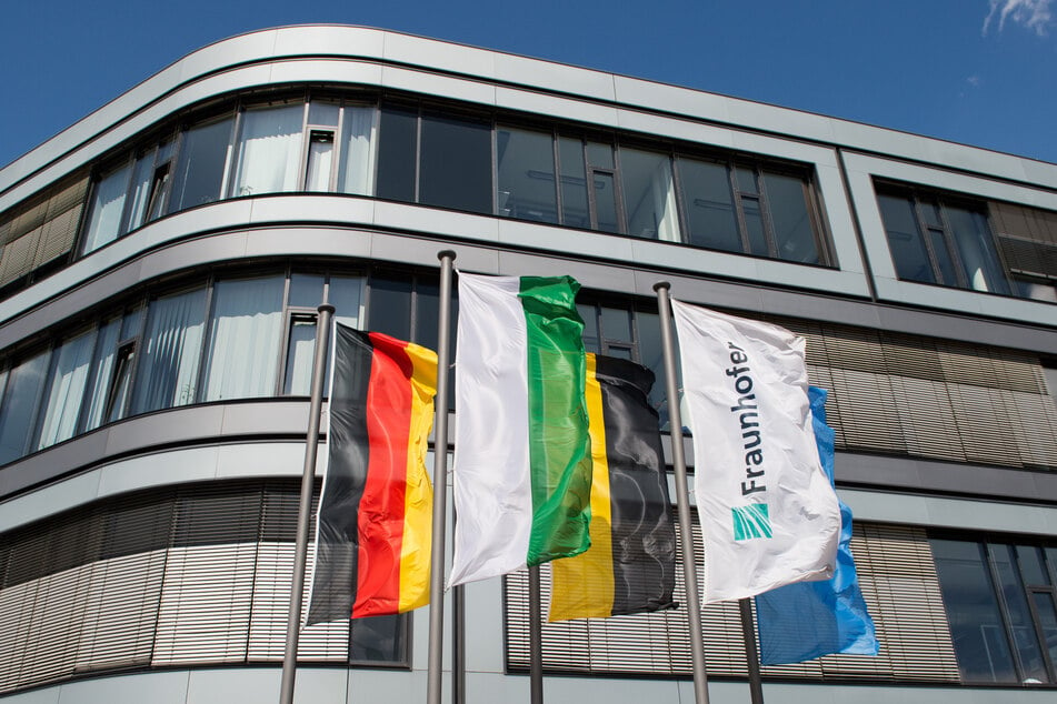 Die Fraunhofer-Fahne weht vor dem Institut für Zelltherapie und Immunologie in Leipzig. Teilbetriebe des Fraunhofer-Zentrums für Internationales Management und Wissensökonomie (IMW) sollen geschlossen werden. (Archivbild)