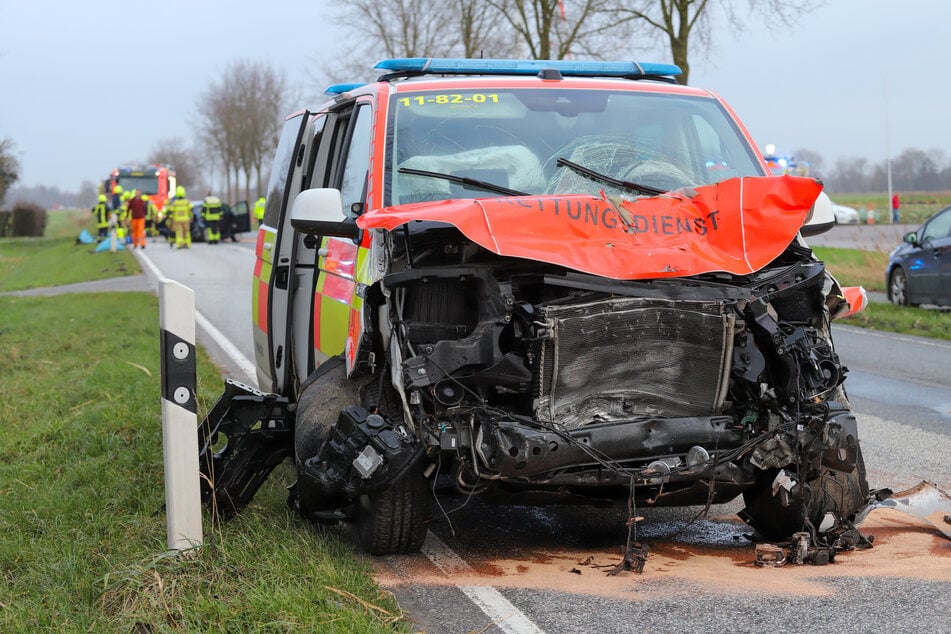 Ein Krankenwagen kollidierte am Mittwoch auf der B203 mit einem Golf.