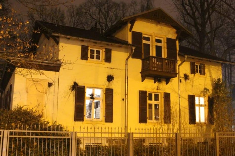 Ein Nachbargebäude des BGH-Senats wurde mit Steinen und Farbbeuteln beschädigt.