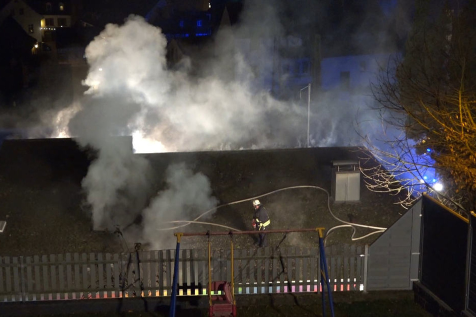 Das Feuer fraß sich bis zum Dach durch.