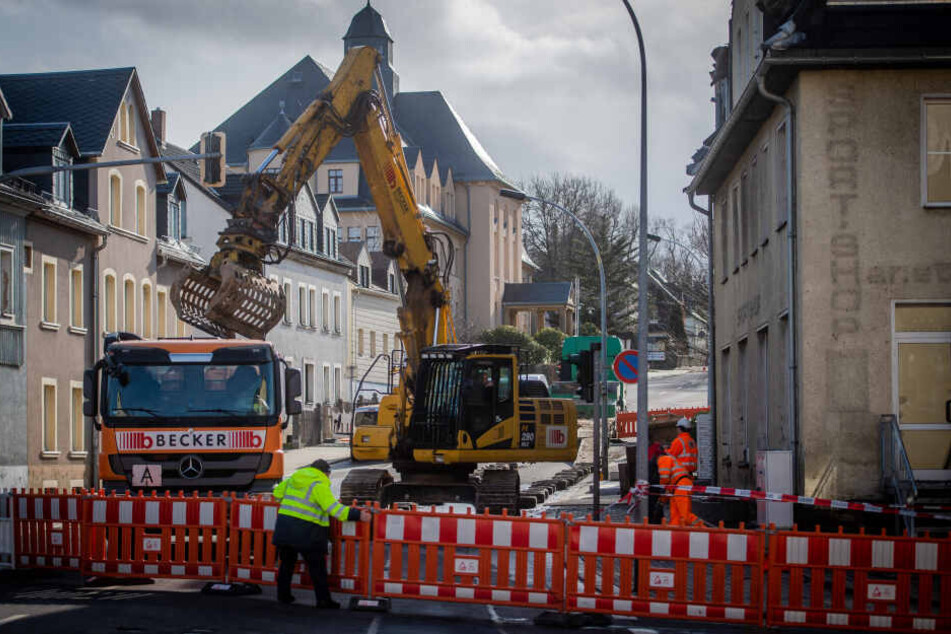 Am Dienstagnachmittag wurde an den beiden Mehrfamilienhäusern mit dem Abriss des Dachgeschoss' begonnen.