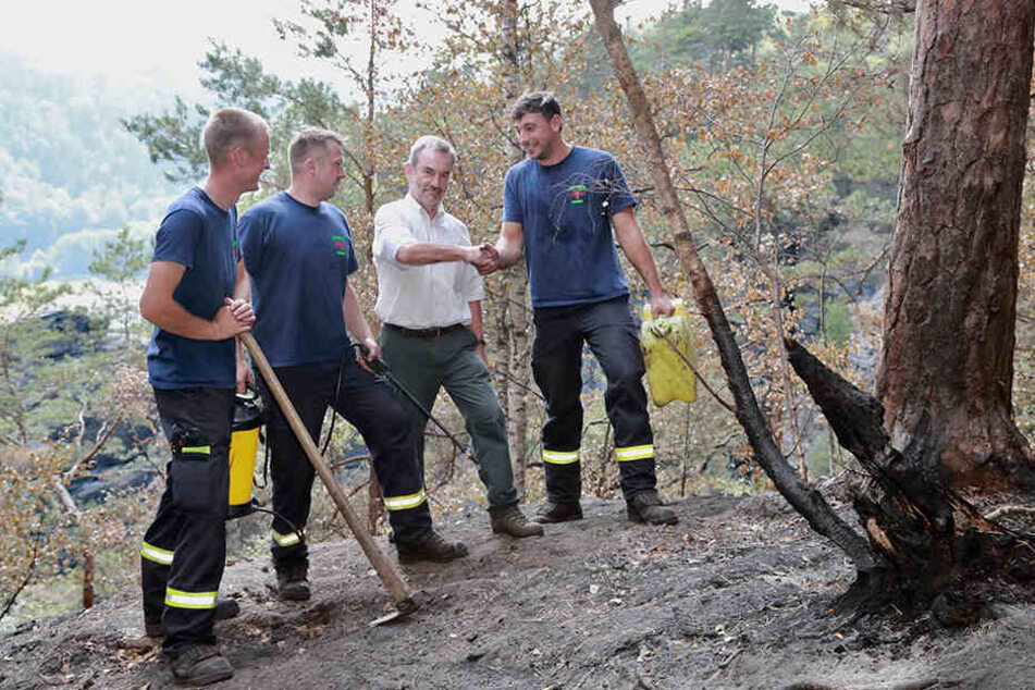Eine Woche nach dem Brand bedankte sich der Nationalpark-Chef Dietrich Butter (64) bei den Feuerwehrmännern für ihren Einsatz.
