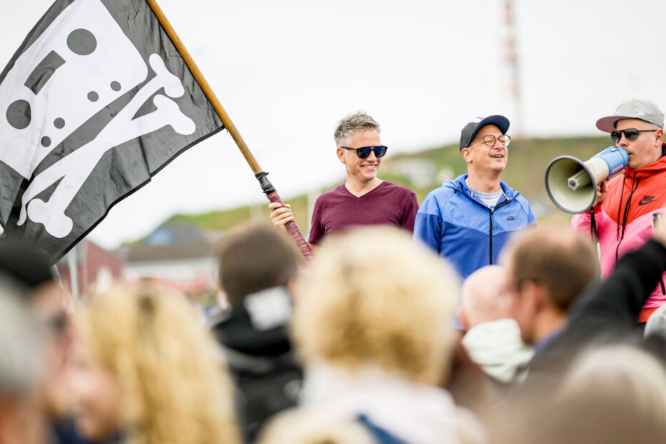Fettes Brot begrüßt am Helgoländer Hafen die angereisten Fans.
