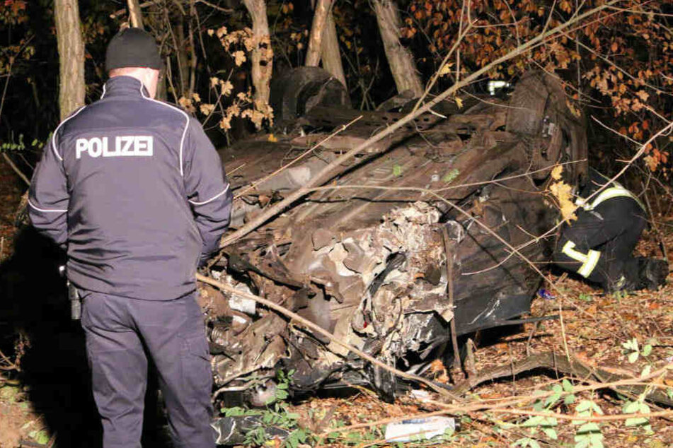 Polizisten untersuchen die Unfallstelle.