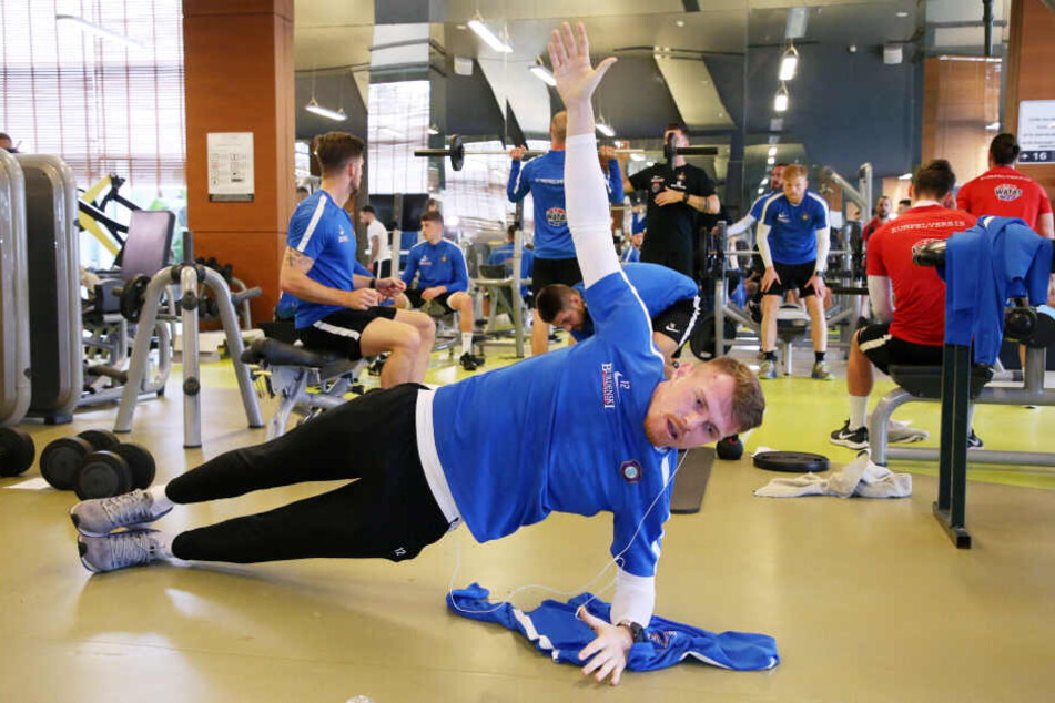 Steve Breitkreuz in Belek bei Übungen im Kraftraum.