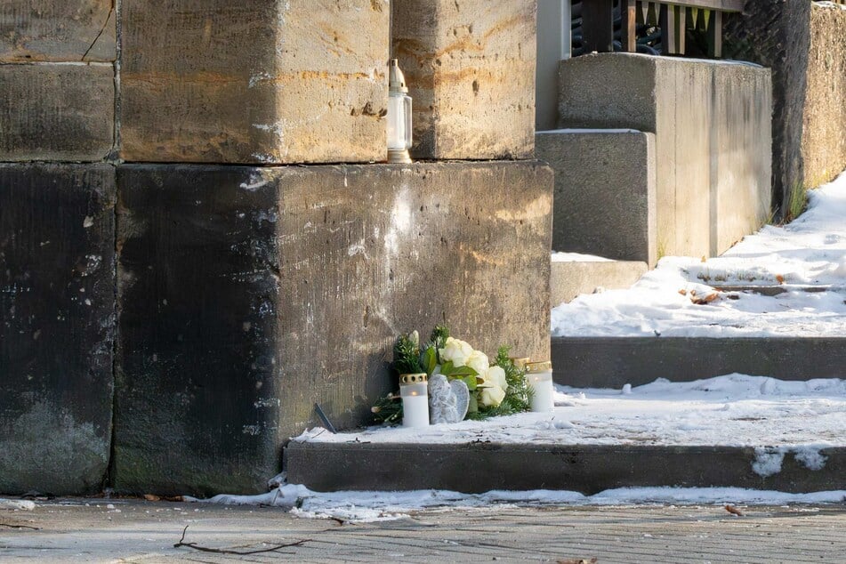 Bis vor kurzem erinnerte dieser Gedenkschmuck an die verstorbene Taxifahrerin. Davon blieb nur der Blumenstrauß übrig.