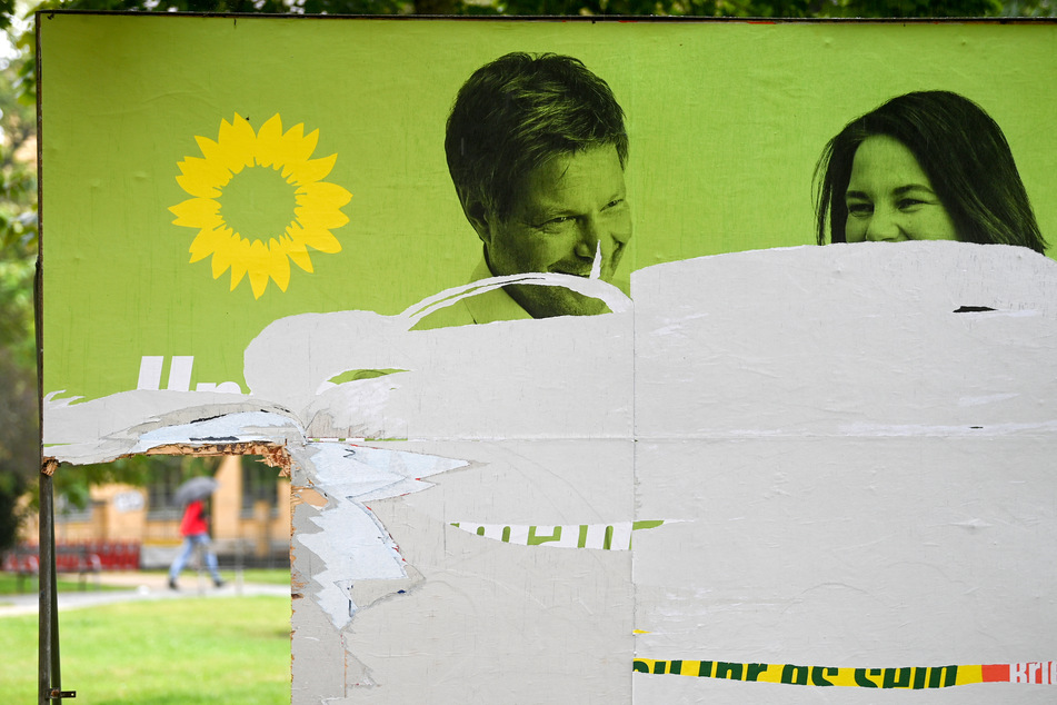 Kein seltenes Bild in Sachsen: Ein zerstörtes Wahlplakat der Grünen.