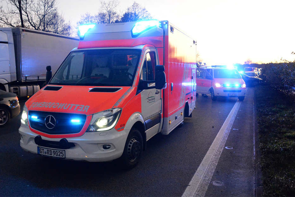 Der Rettungswagen brachte beide Schwerverletzte ins Krankenhaus nach Bielefeld.