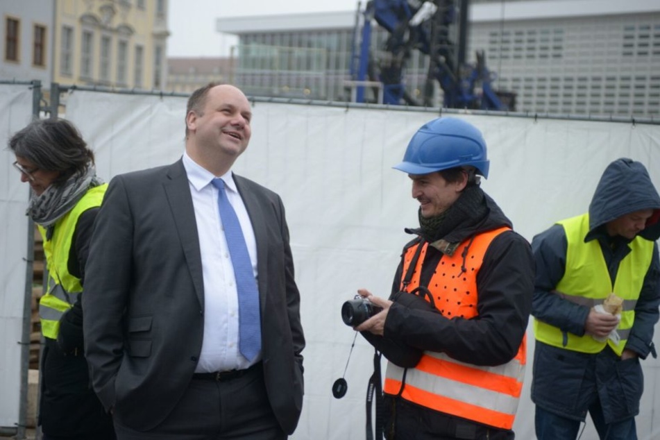 OB Dirk Hilbert (links) und Künstler Manaf Halbouni beobachten den Aufbau.