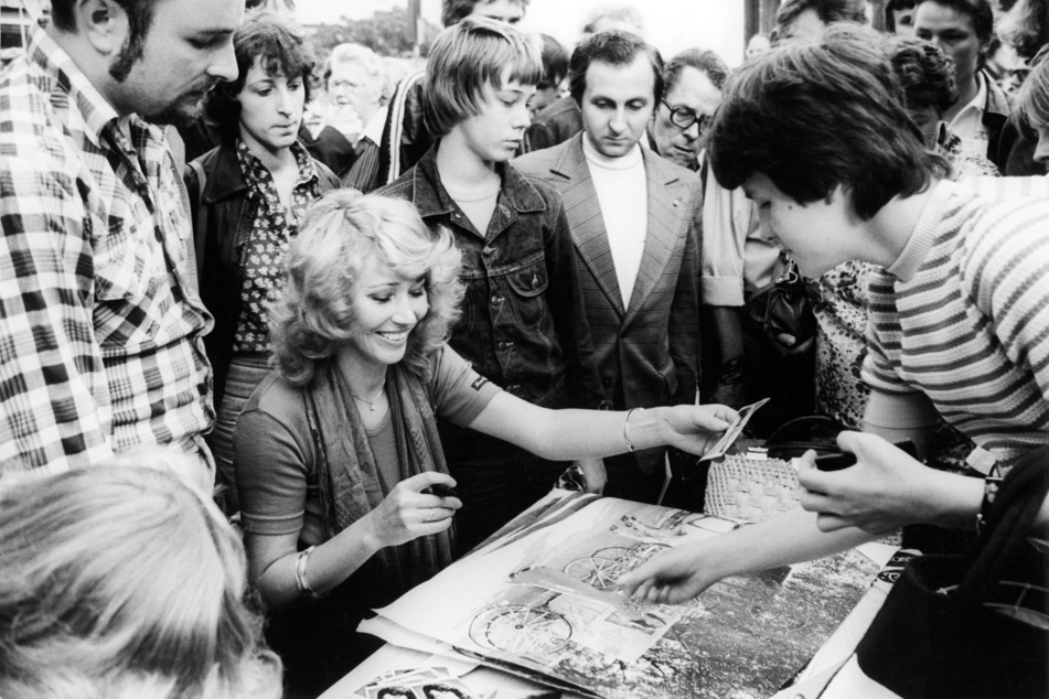 1980 dicht umringt von Fans: Regina Thoss gibt anlässlich einer Solidaritätsaktion auf dem Berliner Alexanderplatz Autogramme.