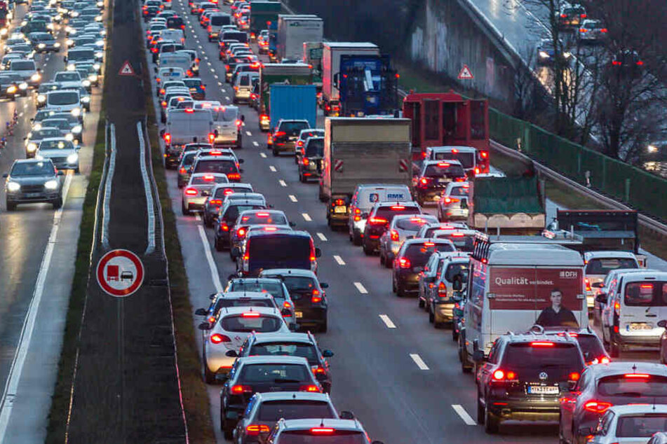 Rund 40.000 Stunden standen die Hessen im vergangenen Jahr im Stau (Symbolbild).