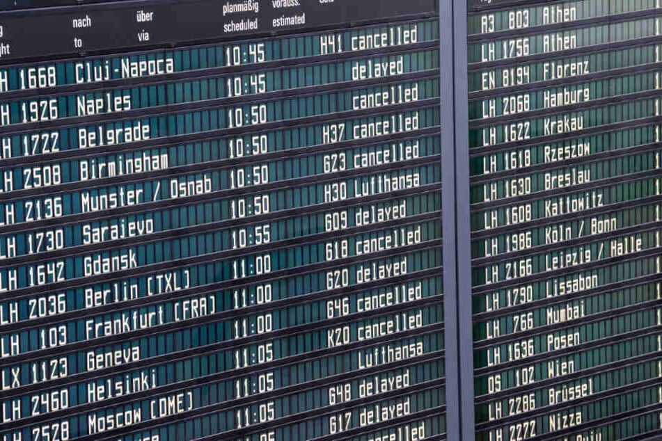 Zahlreiche Flüge am Flughafen München mussten annulliert werden, wie eine Anzeigentafel zeigt.