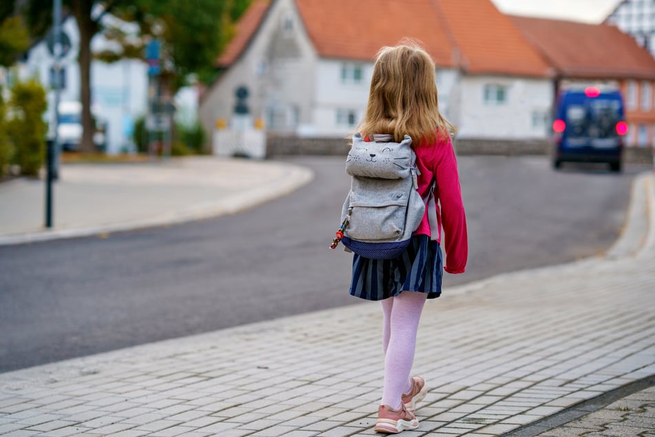 Der Mann soll aus seinem Van heraus Kinder nahe einer Schule angesprochen haben. Die Polizei ermittelt. (Symbolbild)