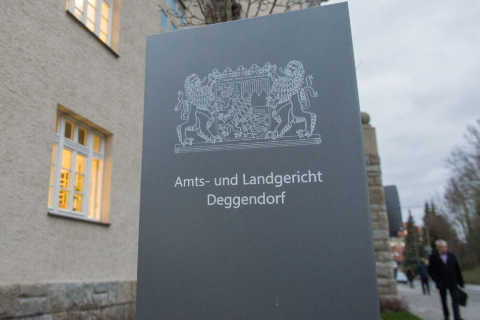 Vor dem Landgericht Deggendorf haben nun die Witwe und der damals schwer verletzte Sohn ausgesagt. (Archiv)