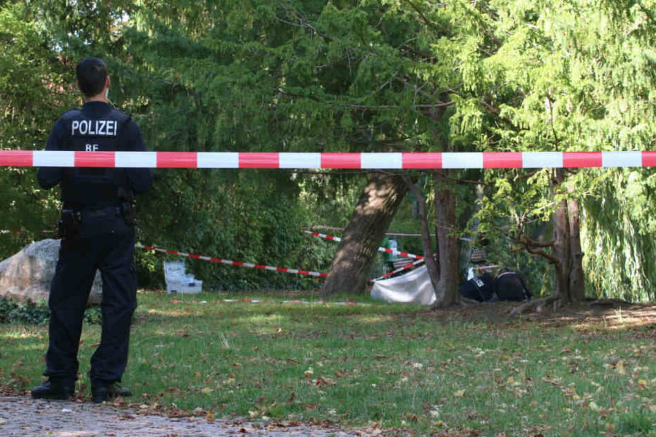 Polizisten sichern den Tatort.