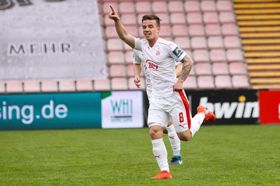 Christian Mauersberger jubelt über sein Tor zum 1:1 im Spiel gegen Unterhaching..