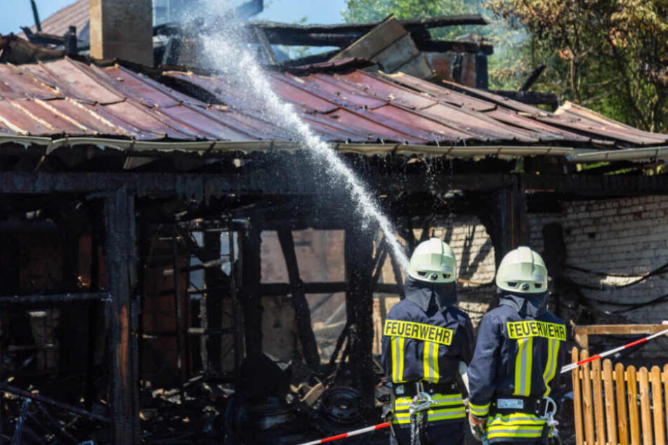 Rund 100 Einsatzkräfte waren bei dem Scheunenbrand im Einsatz.