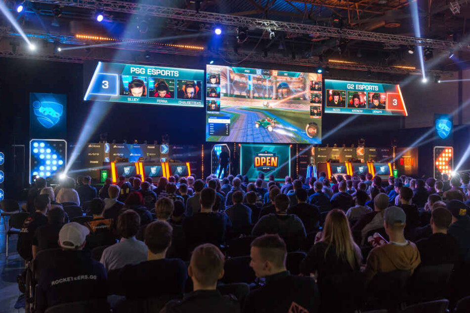 Dabei dürfen natürlich auch E-Sports-Turniere in beliebten Spielen wie "Rocket League" nicht fehlen.