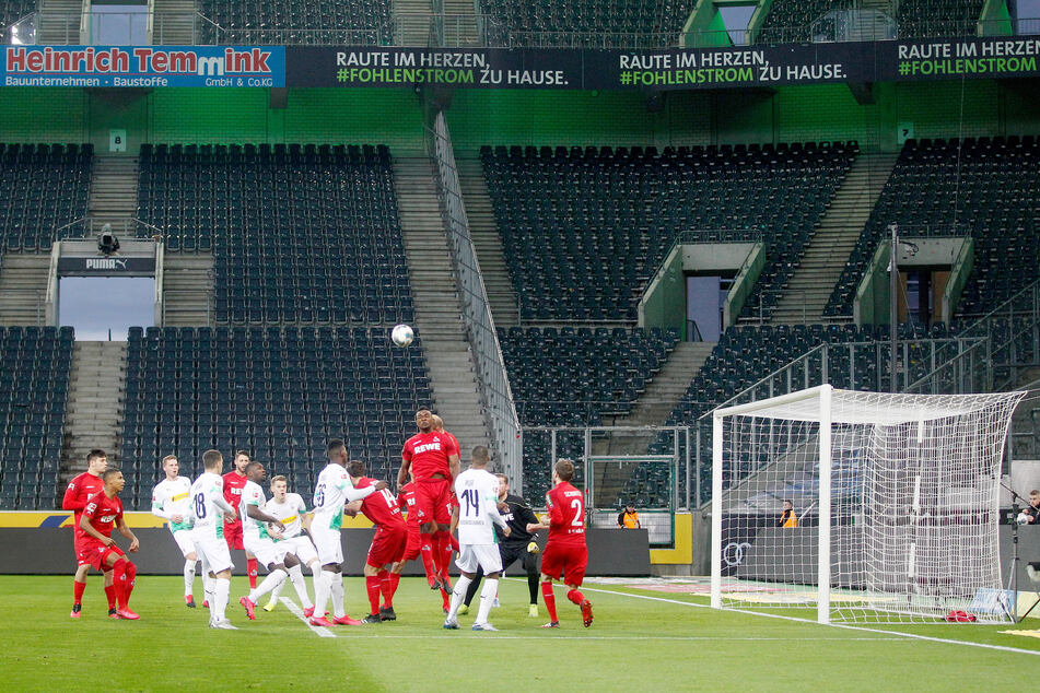 Die Mönchengladbacher und die Kölner Spieler (rotes Trikot) kämpften im März in einem der letzten Bundesliga-Spiele um den Ball.