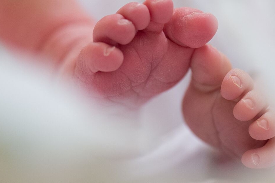 Unfassbar! Mutter schmeißt eigenes Baby und anderes Kind aus Krankenhausfenster