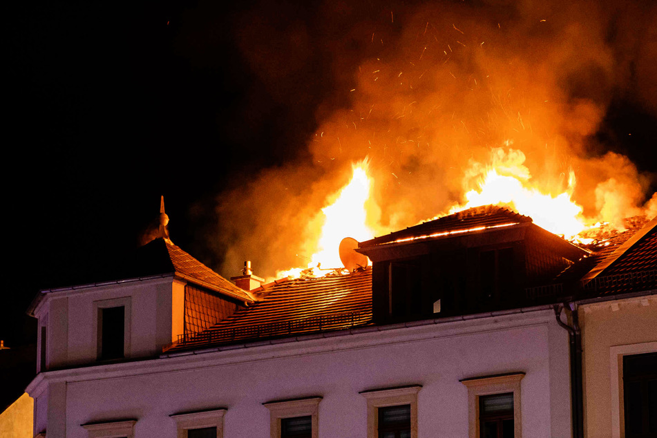 Großeinsatz der Feuerwehr in Radeburg: Dachgeschoss-Wohnung geht in Flammen auf