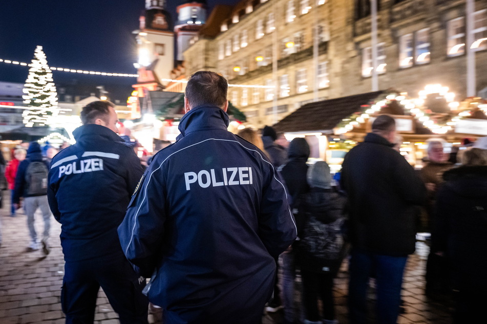 Tägliche Polizeistreifen sollen für Sicherheit auf dem Chemnitzer Weihnachtsmarkt sorgen. (Archivfoto)