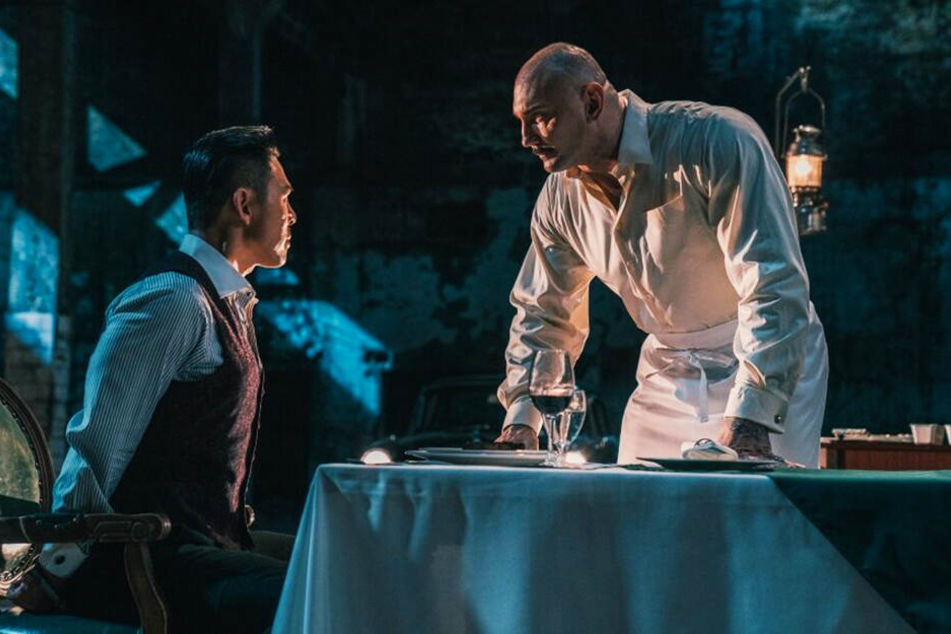 Chiu Kam Fu (l., Naason) wird vom brutalen britischen Kartellboss Owen Davidson (Dave Bautista) verhört.