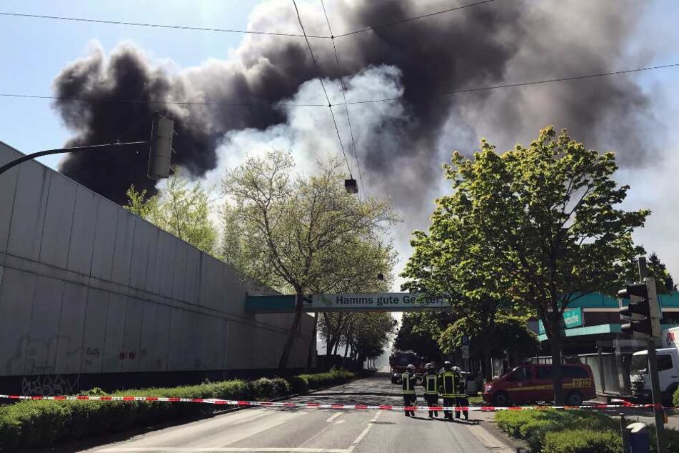 Eine riesige Rauchwolke steht über der Lagerhalle in Hamm.
