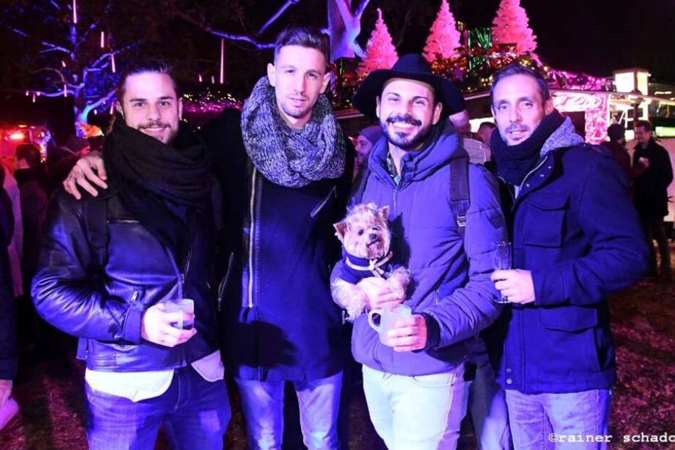 Gemeinsam die weihnachtliche Stimmung genießen im lila-pinken Lichtermeer – das geht auf der Christmas Avenue.