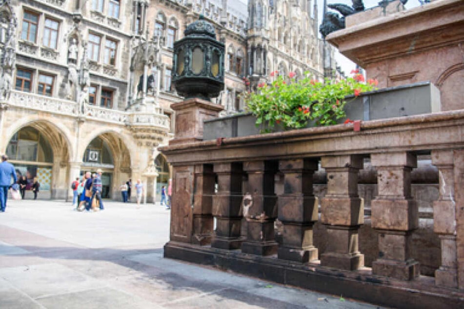 Mit schwarzem Ruß bedeckte Steinsäulen sind auf dem Marienplatz in München zu sehen. In der Nacht auf Freitag hat sich an dieser Stelle ein Mann mit Benzin übergossen und selbst verbrannt.