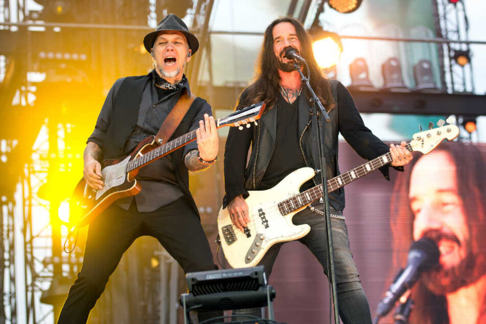 haben sich die Messe für ihr zweitägiges Festival gemietet: Die Deutschrock-Band "Böhse Onkelz", hier Bassist Stephan Weidner (r.) und der Gitarrist Matthias Röhr.